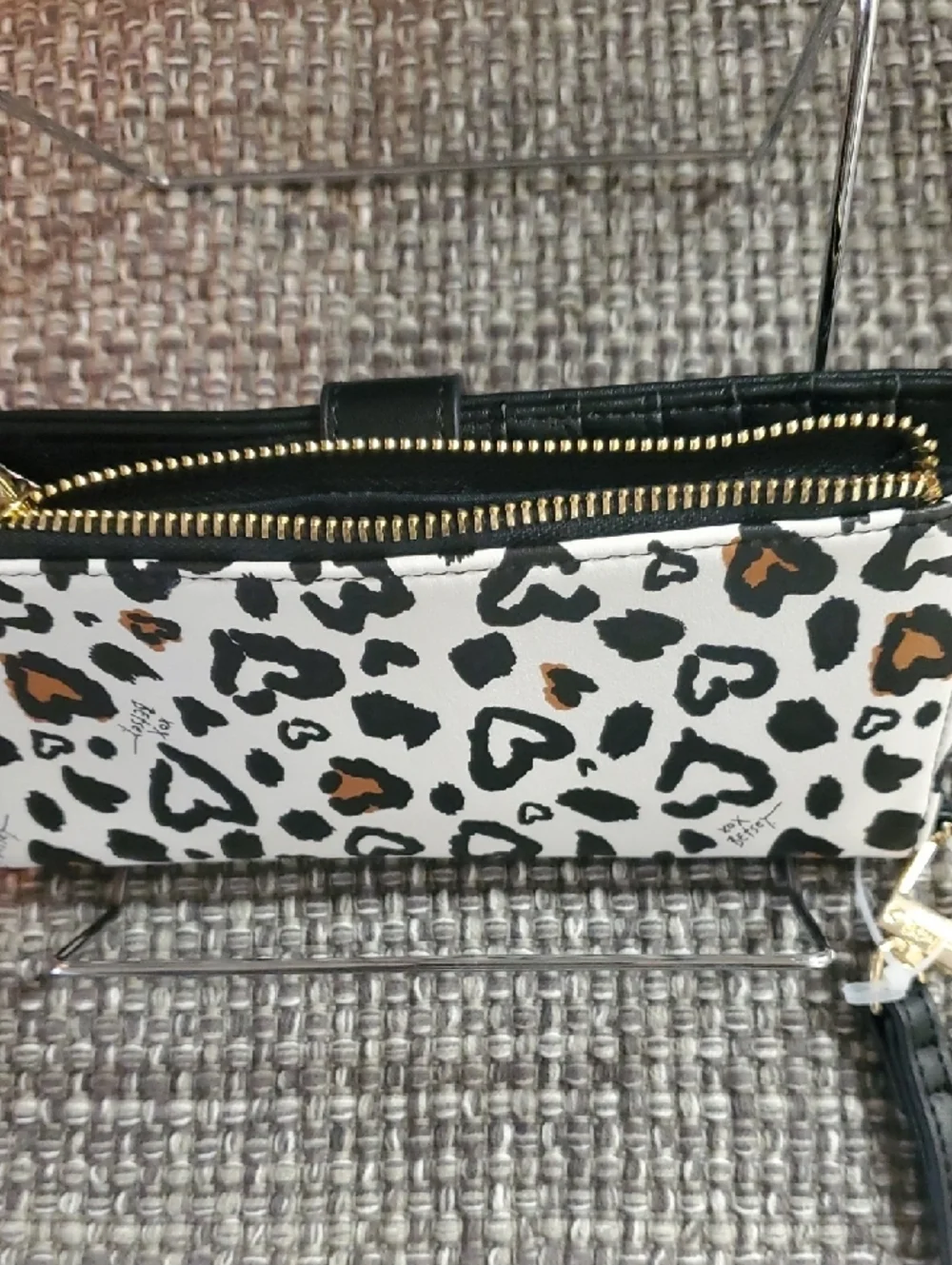Betsey Johnson White Heart Leopard Print Wristlet/Wallet with Black Trim - Picture 5 of 12
